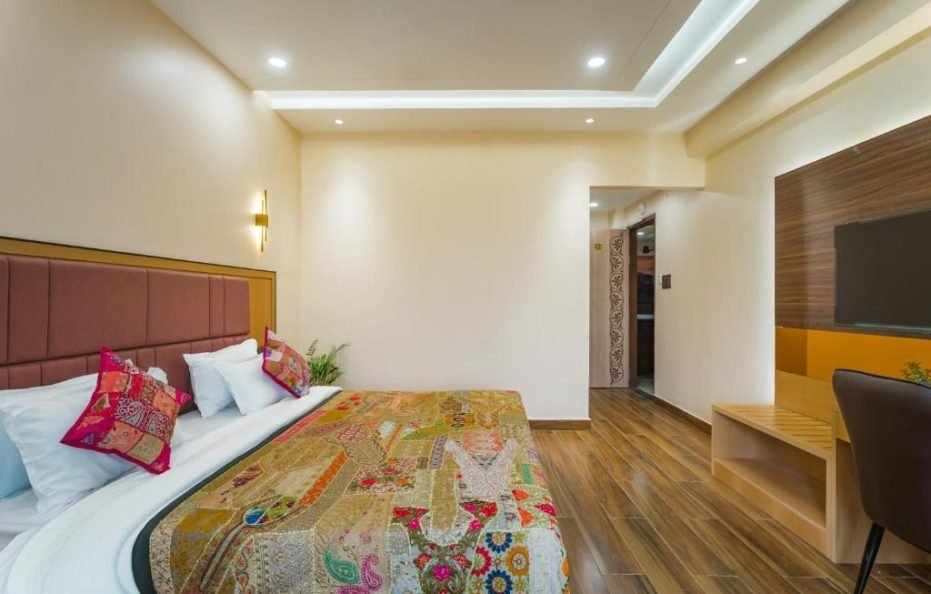 Tripli Hotels Tandon Grand Stay